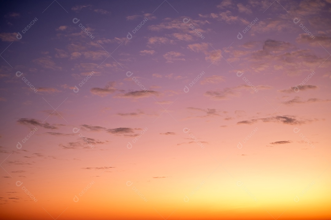 O nascer do sol é decorado com nuvens em vários formatos