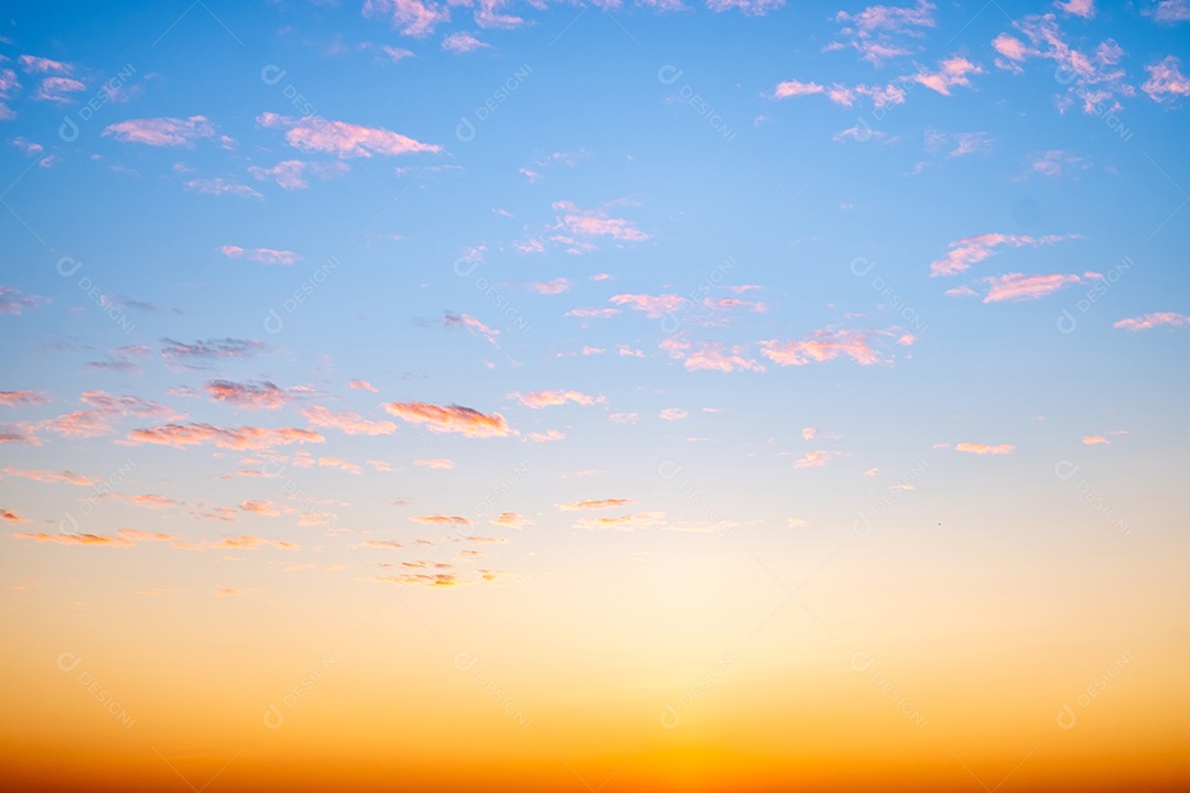 O nascer do sol é decorado com nuvens em vários formatos