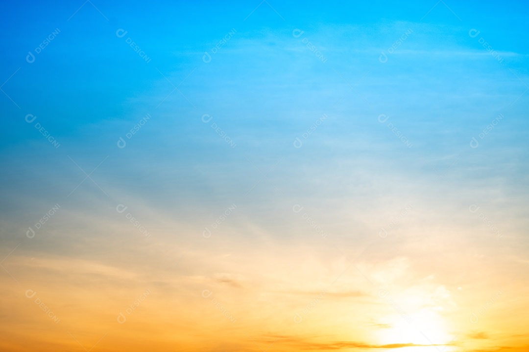 O nascer do sol é decorado com nuvens em vários formatos
