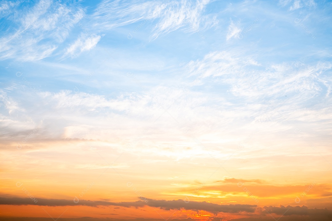 O nascer do sol é decorado com nuvens em vários formatos