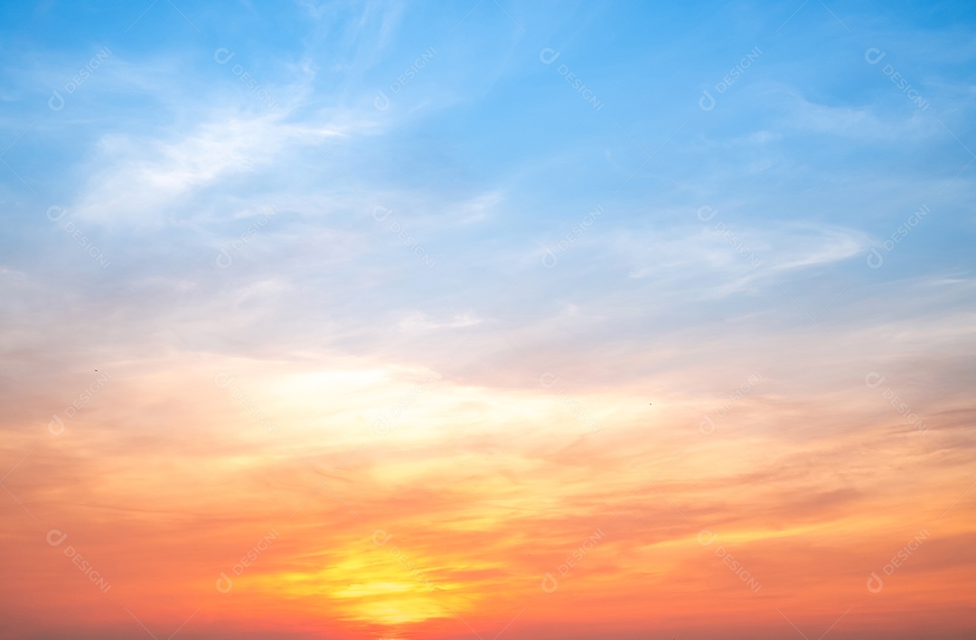 O nascer do sol é decorado com nuvens em vários formatos