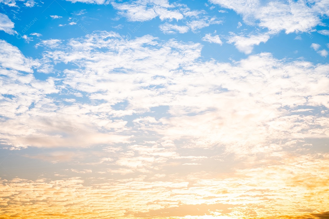 O nascer do sol é decorado com nuvens em vários formatos