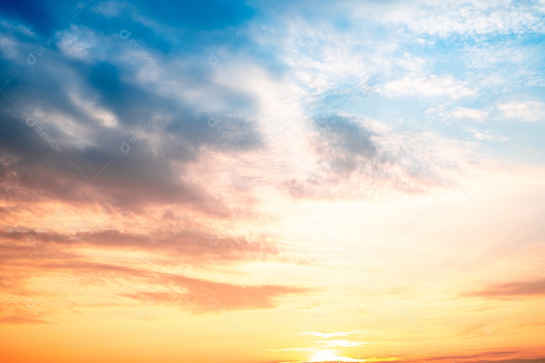 O nascer do sol é decorado com nuvens em vários formatos