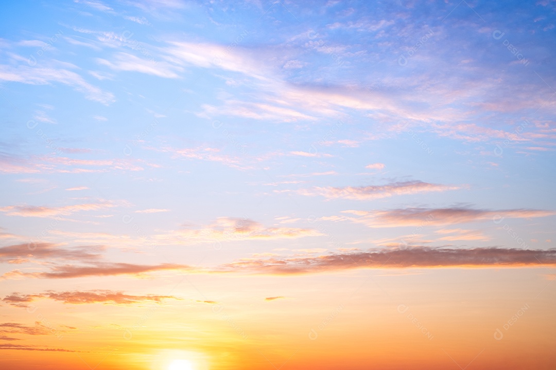 O nascer do sol é decorado com nuvens em vários formatos