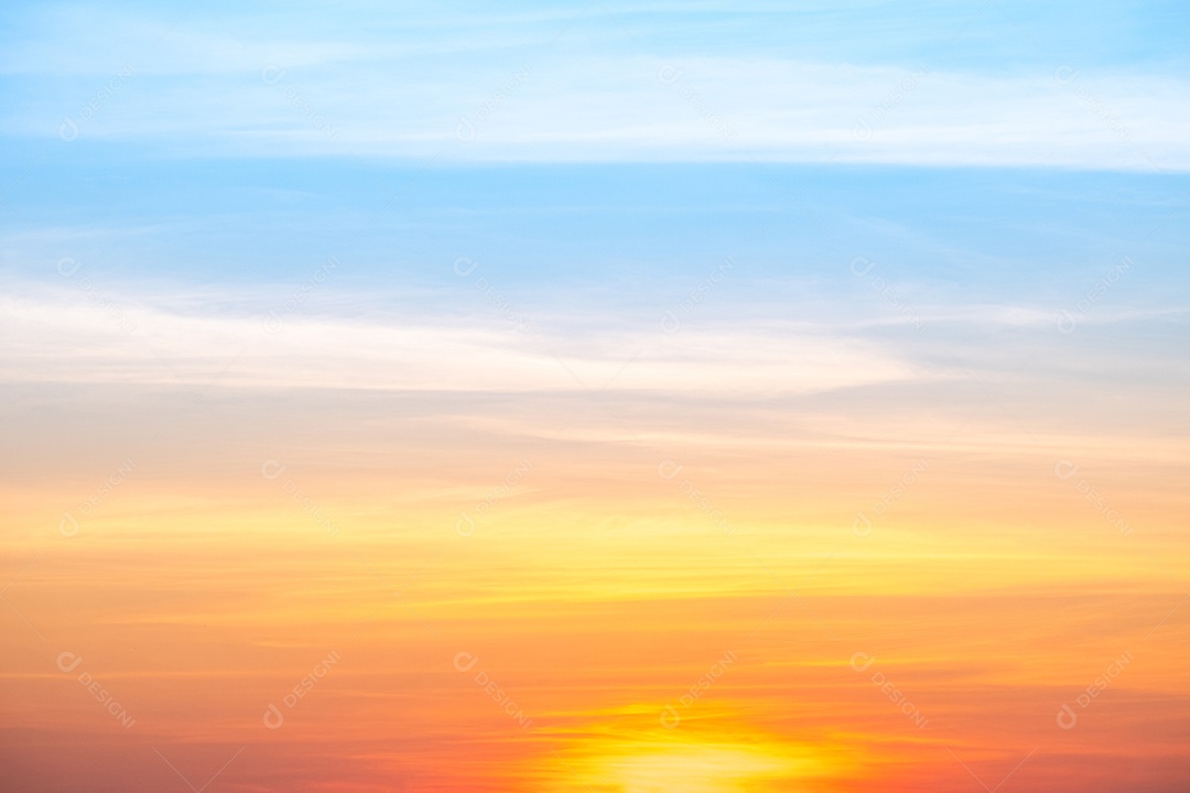 O nascer do sol é decorado com nuvens em vários formatos