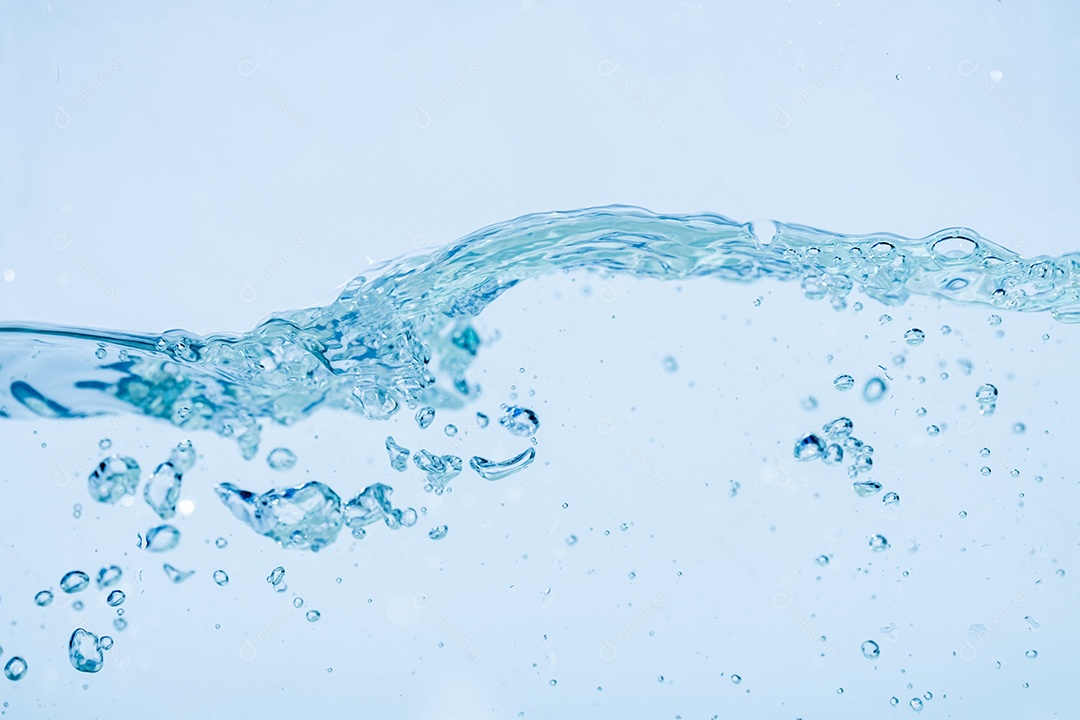 Respingos de água isolados no fundo branco