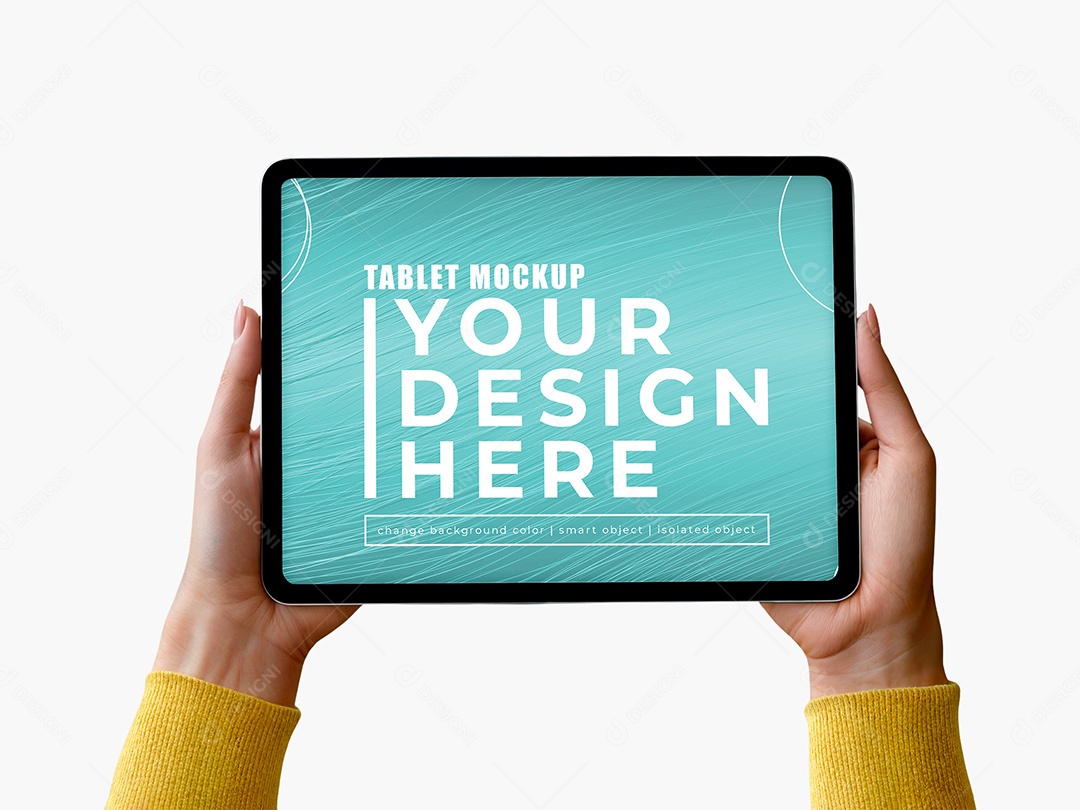 Mulher Segurando um Tablet Mockup PSD Editável