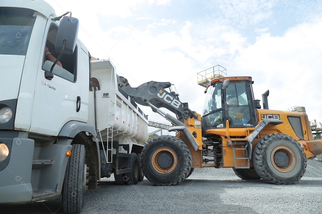 Poderosas máquinas basculante de mineração