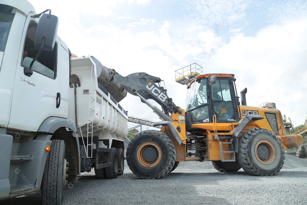Poderosas máquinas basculante de mineração