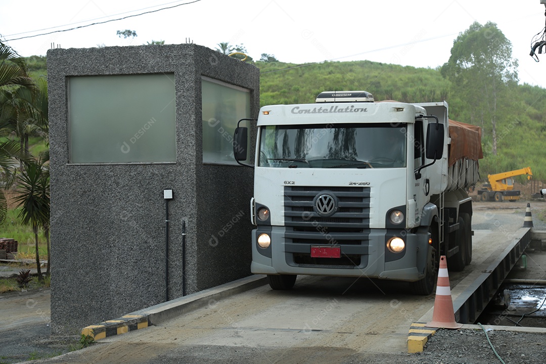 Caminhão passando sobre balança de espeção