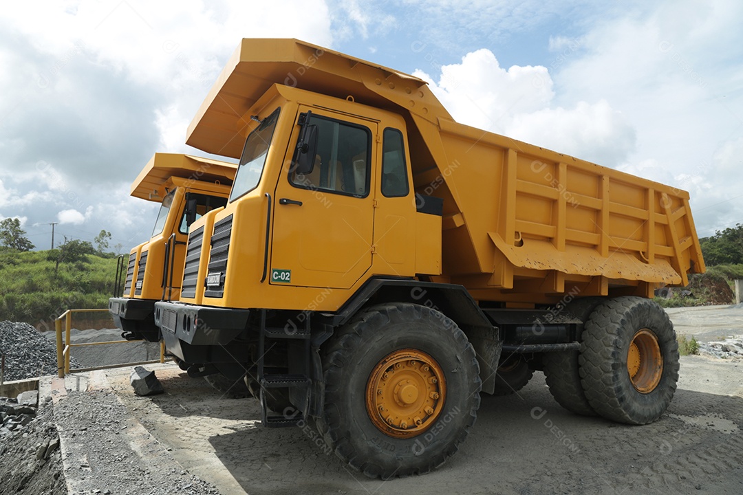 Um poderoso caminhão basculante de mineração