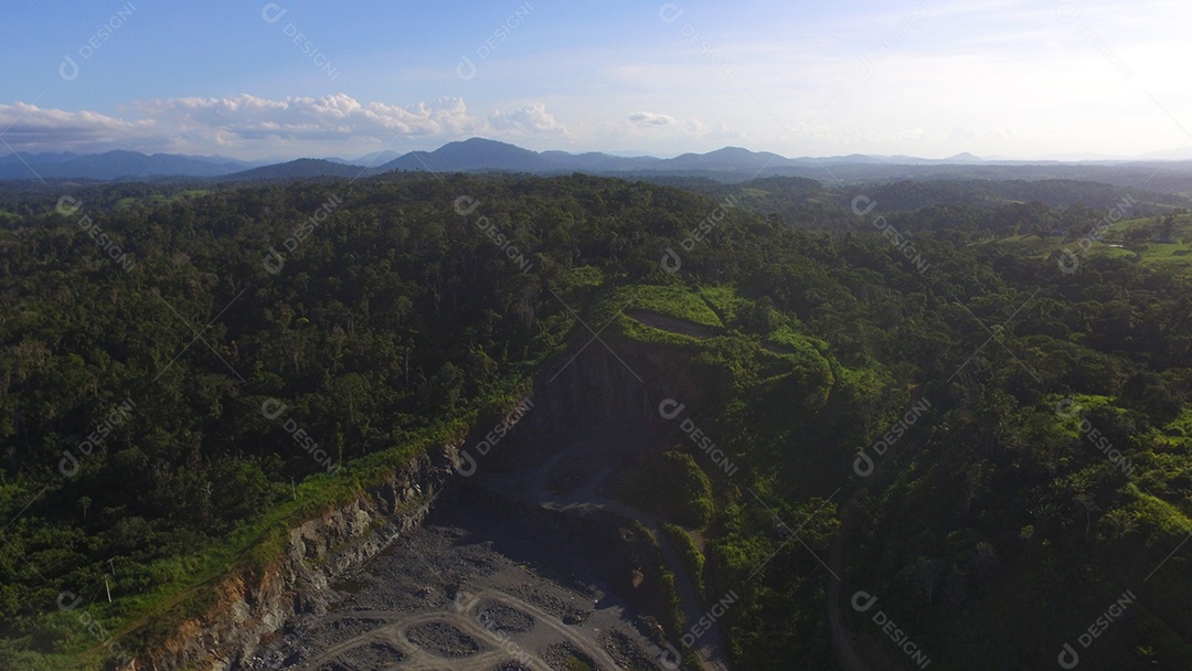 Linda vista panorâmica sobre fundo de uma floresta
