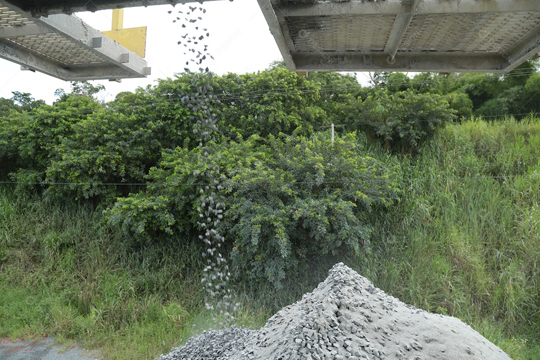 Caminhões basculantes vasculhando minério de ferro