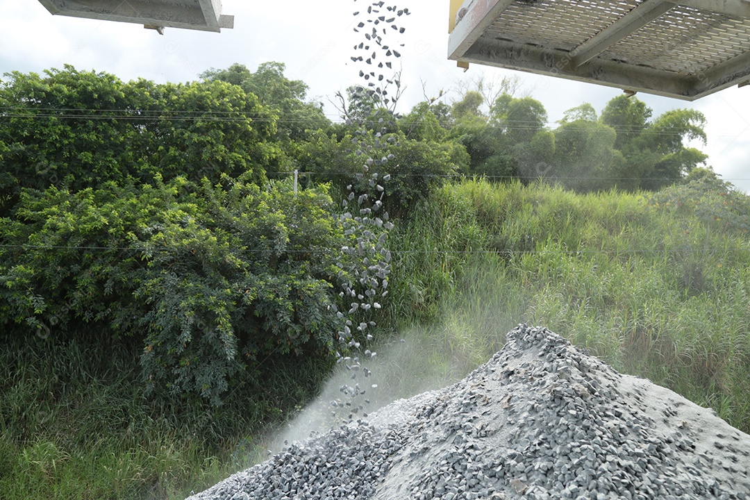 Caminhões basculantes vasculhando minério de ferro