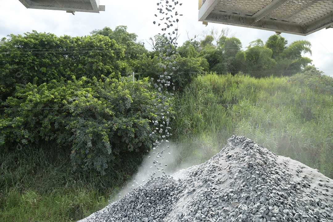 Caminhões basculantes vasculhando minério de ferro