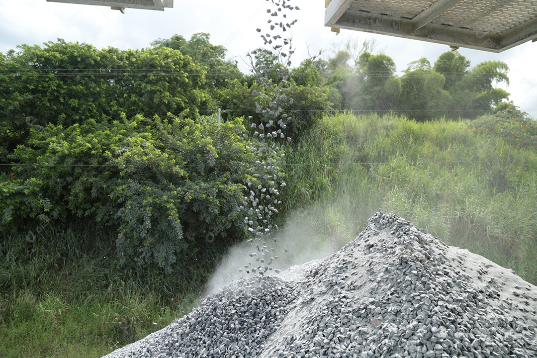 Caminhões basculantes vasculhando minério de ferro