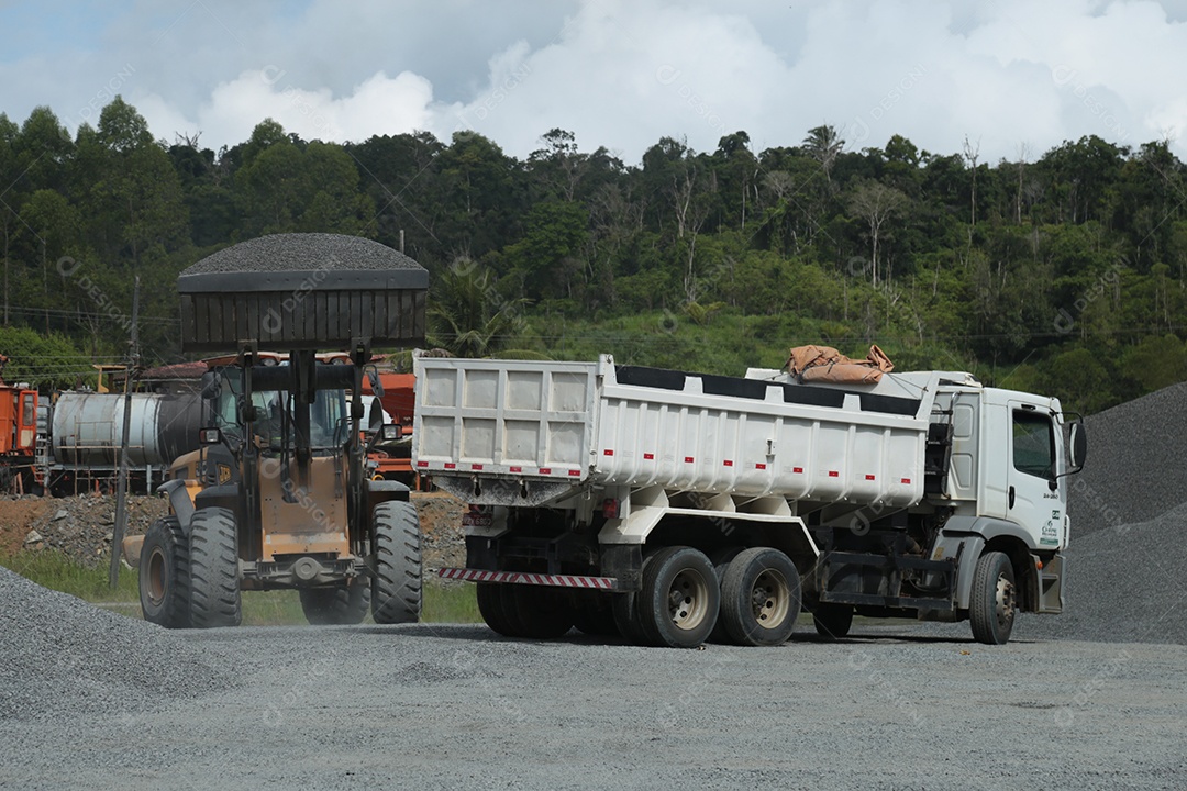 Lindas maquinas vasculhantes sobre minério de ferro