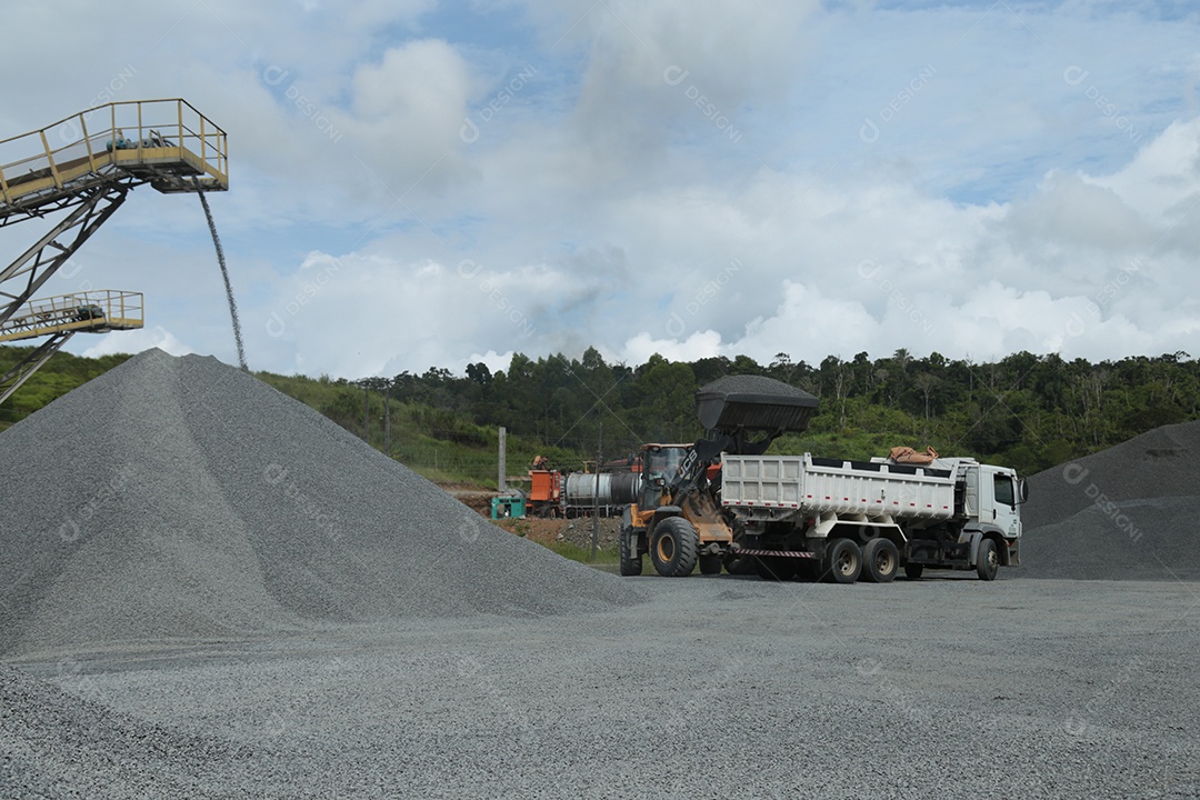 Lindas maquinas vasculhantes sobre minério de ferro