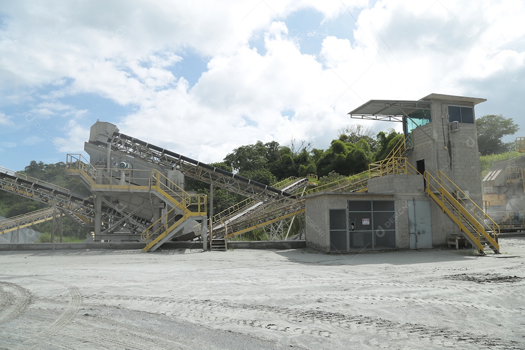 Mineradora com grandes britadores