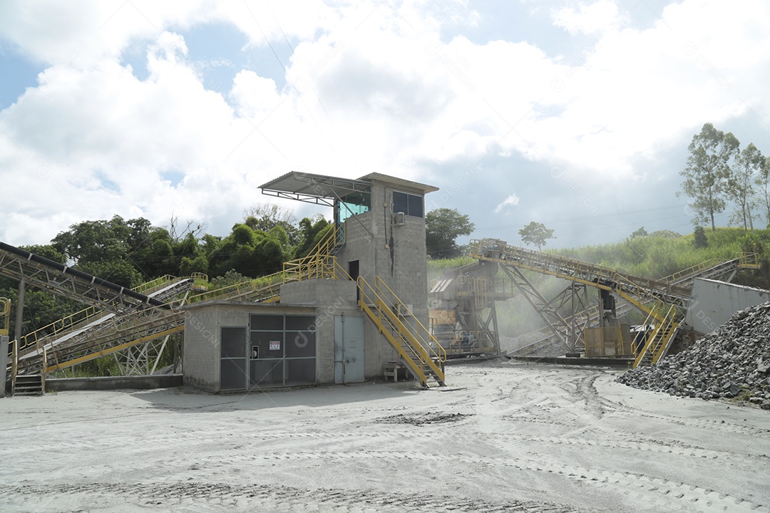 MIneradora com britador para o serviço