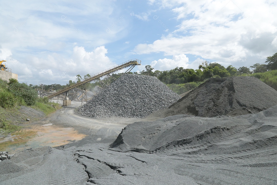 Monte de areia britada em uma mineração