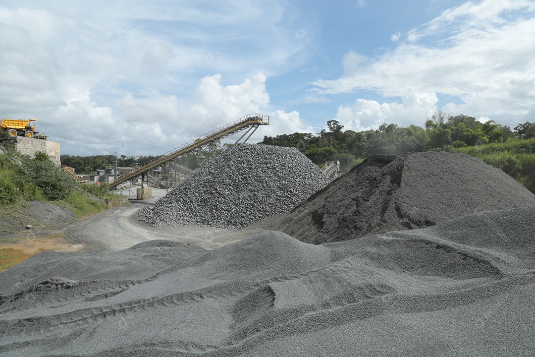 Monte de areia britada em uma mineração