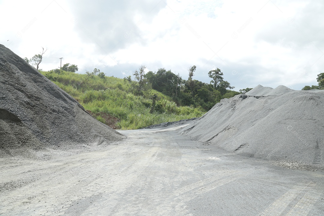 Montes de britas em uma mineração