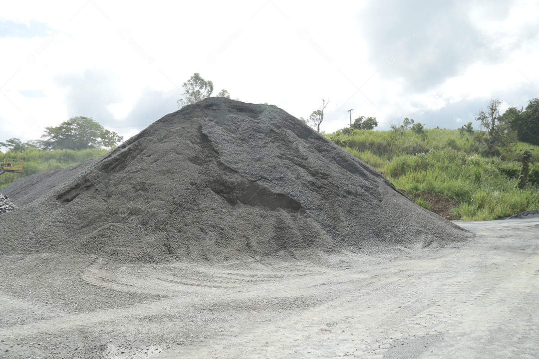 Montes de britas em uma mineração