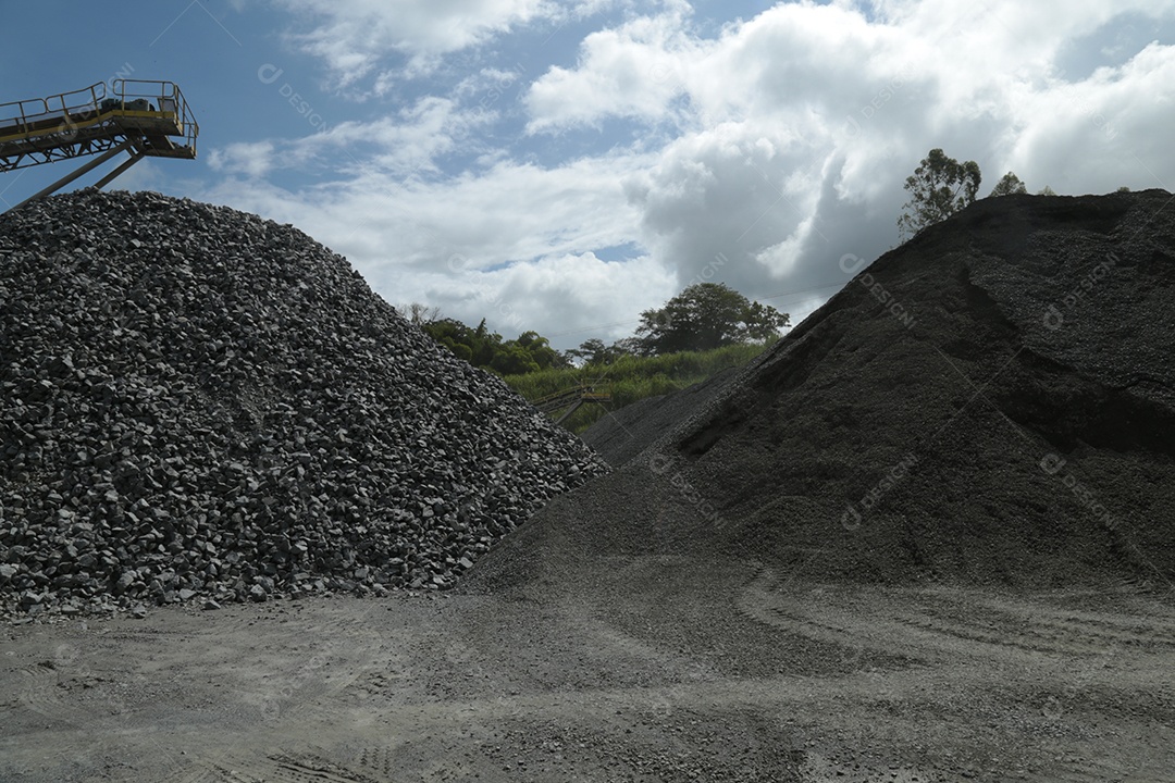 Montes de britas em uma mineração