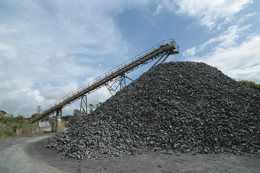 Monte de britas e um britador para serviço