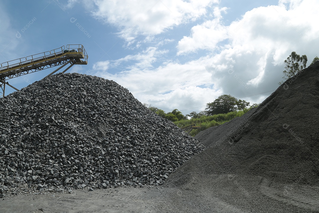 Monte de pedras e areia em uma mineração