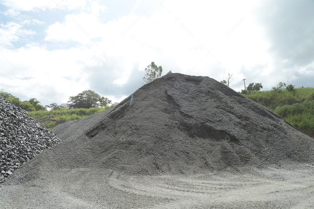 Monte de pedras britada em uma mineradora