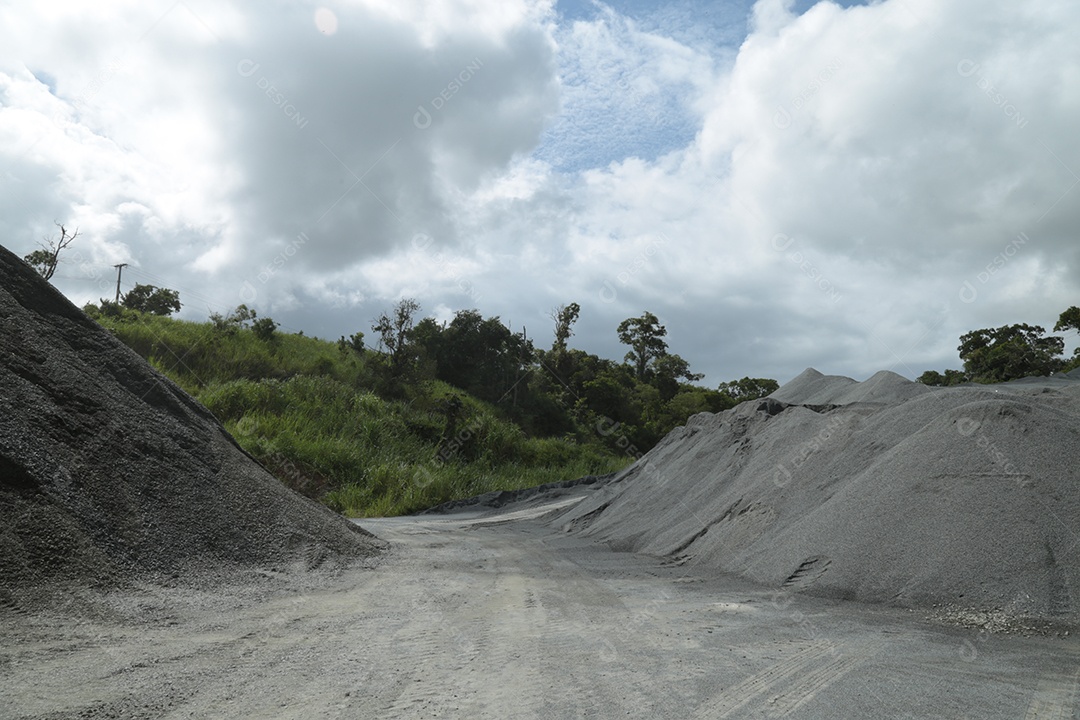 Monte de areia britada em uma mineração