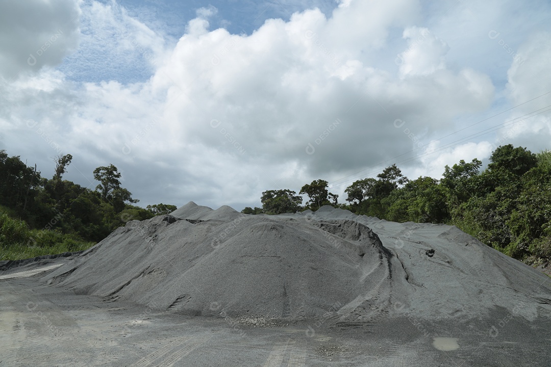 Monte de terra e britas em uma mineradora