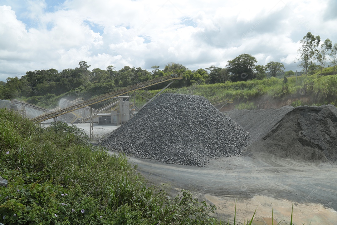Mineradora com montes de britas