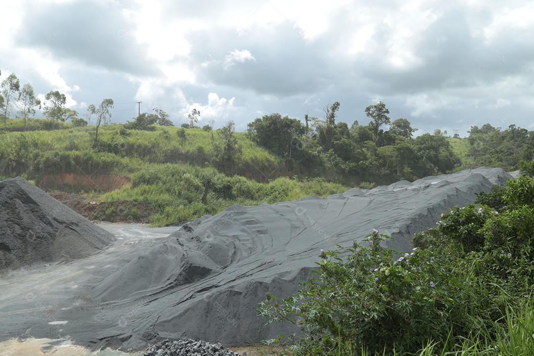 Areia de brita em um espaço na mineradora