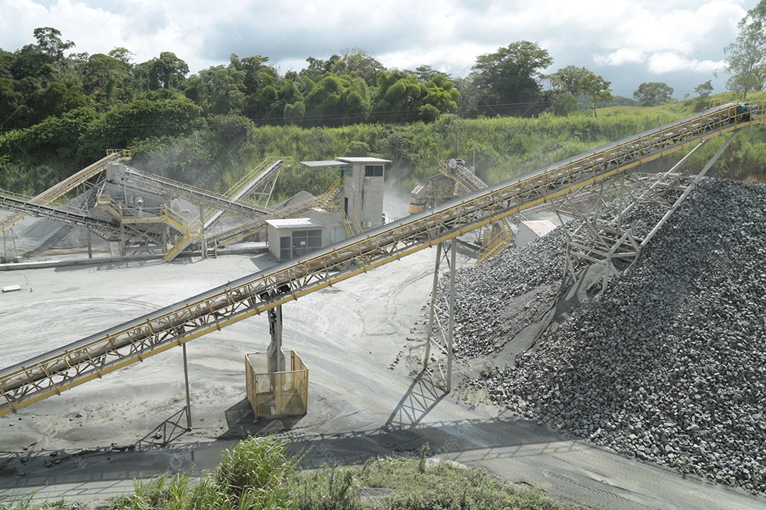 Mineradora com alguns britadores de pedras