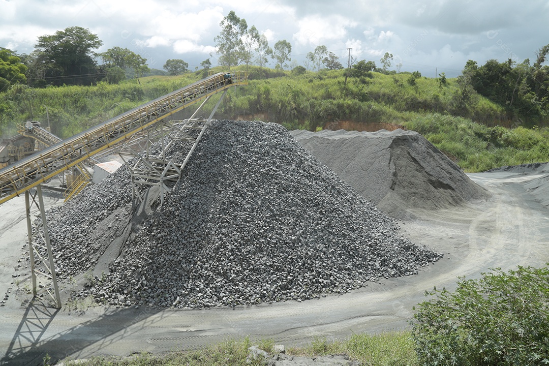 Monte de terra e britas em uma mineradora