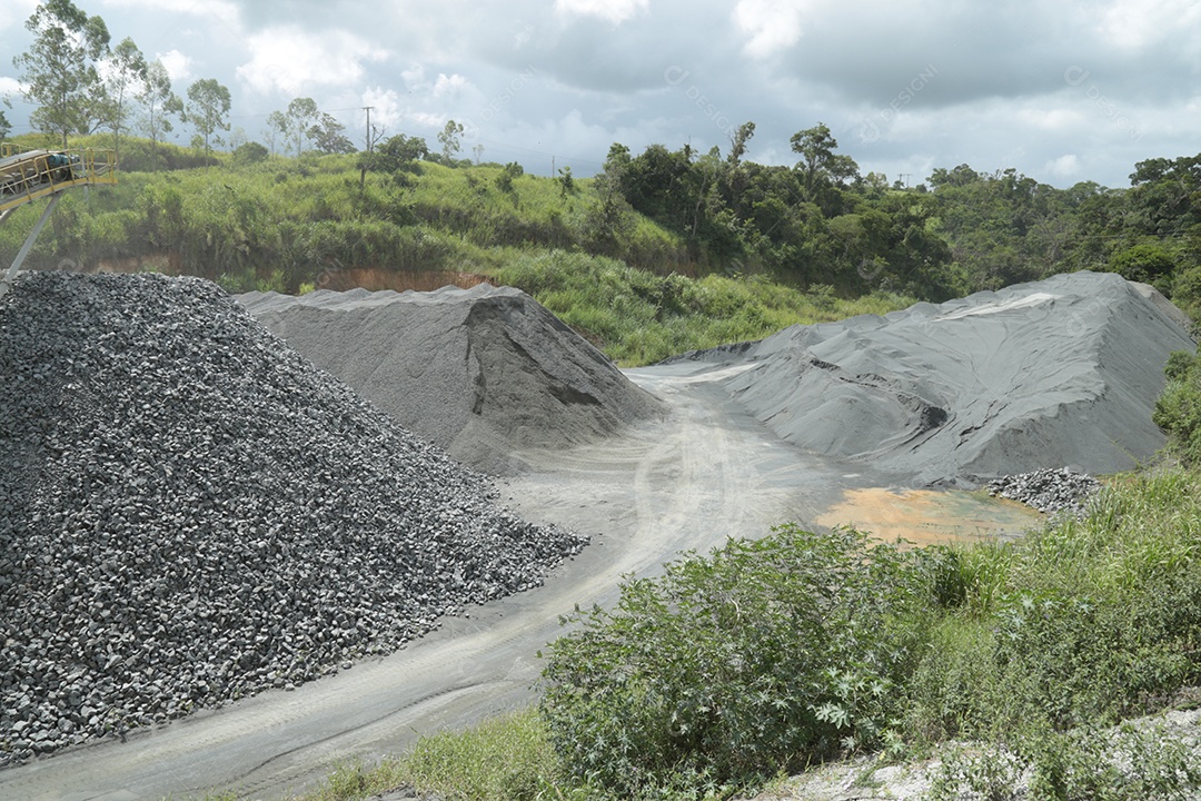 Monte de terra e britas em uma mineradora