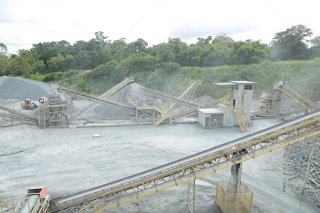 Dois britadores em uma mineradora