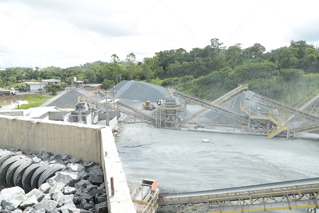 MIneradora com britador para o serviço