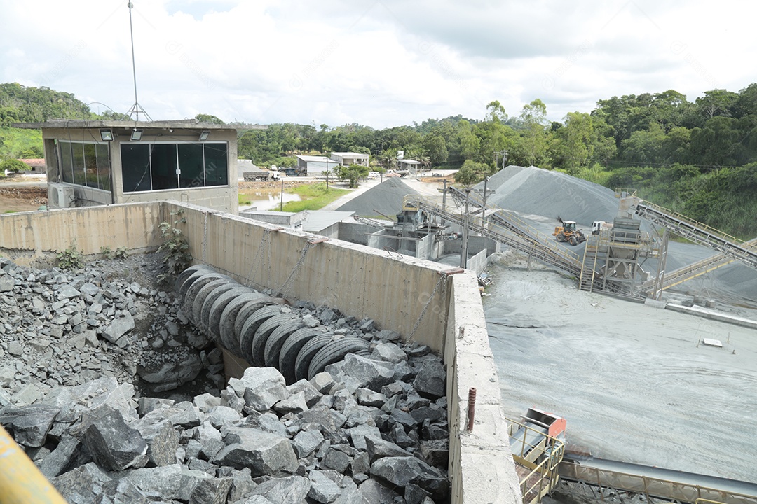 Uma mineradora com britadores para o serviço