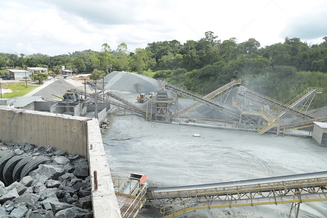 Uma mineradora com britadores para o serviço