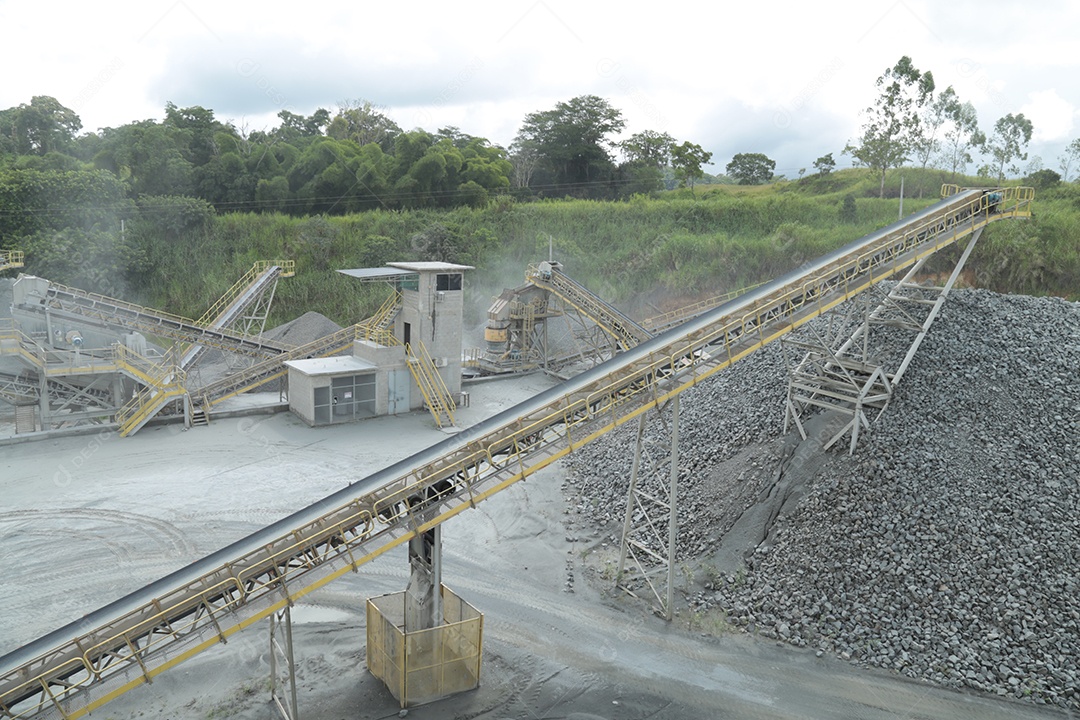 Britador sobre monte de brita terra