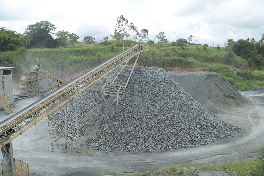 MIneradora com britador para o serviço