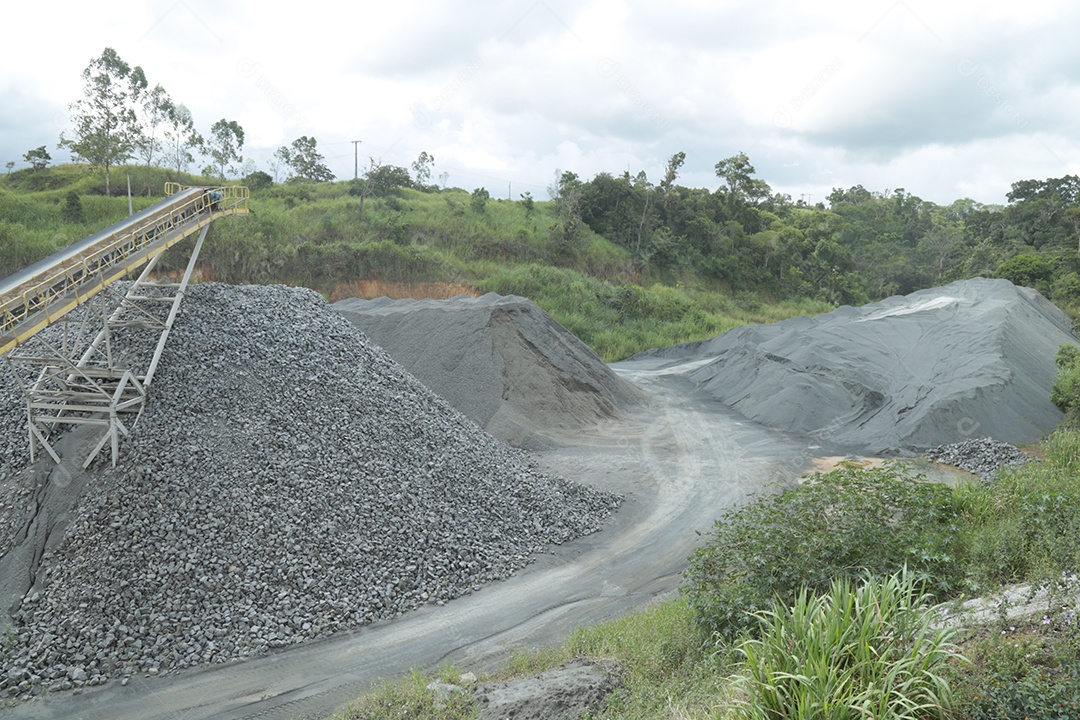 Britador sobre monte de brita terra