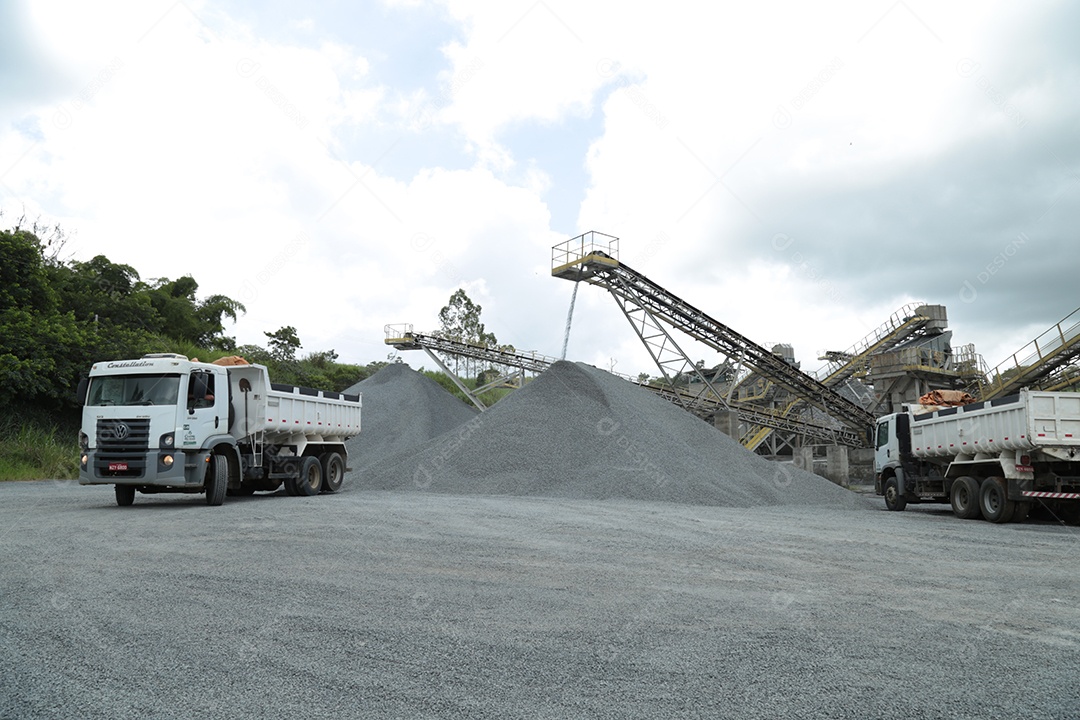 Caminhões caçamba em uma mineradora