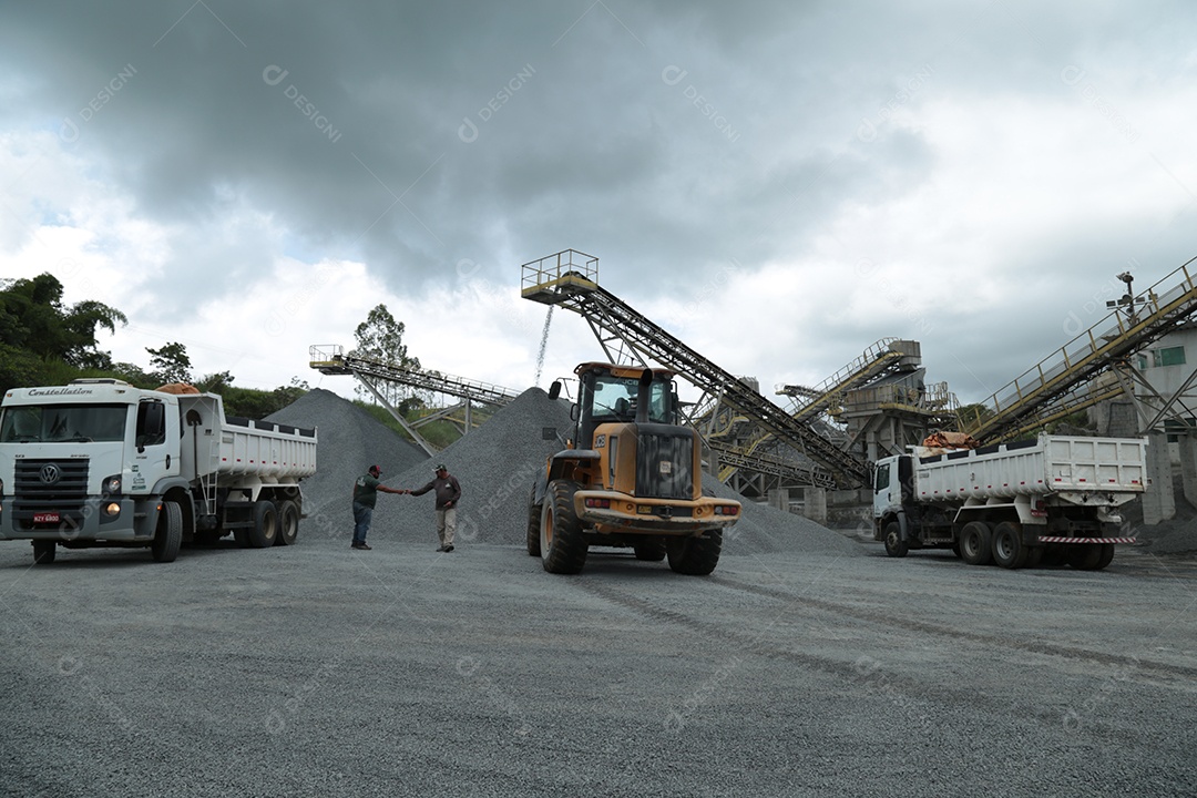 Caminhões e pá carregadeira em uma mineração
