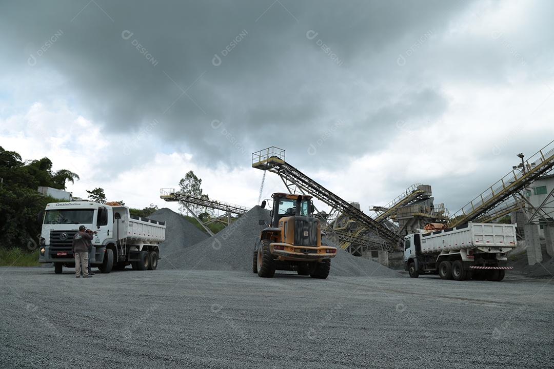 Tratores pá carregadeira e caçamba em uma mineradora