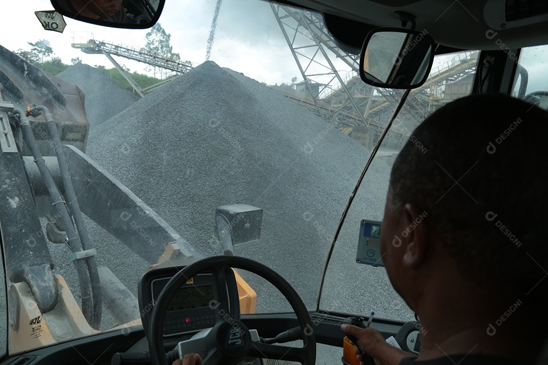 Um motorista em um trator de mineração